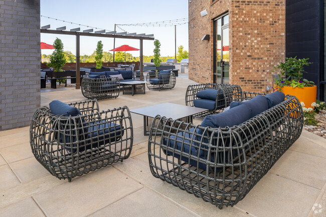 Pool Courtyard - The Terra Apartment Homes