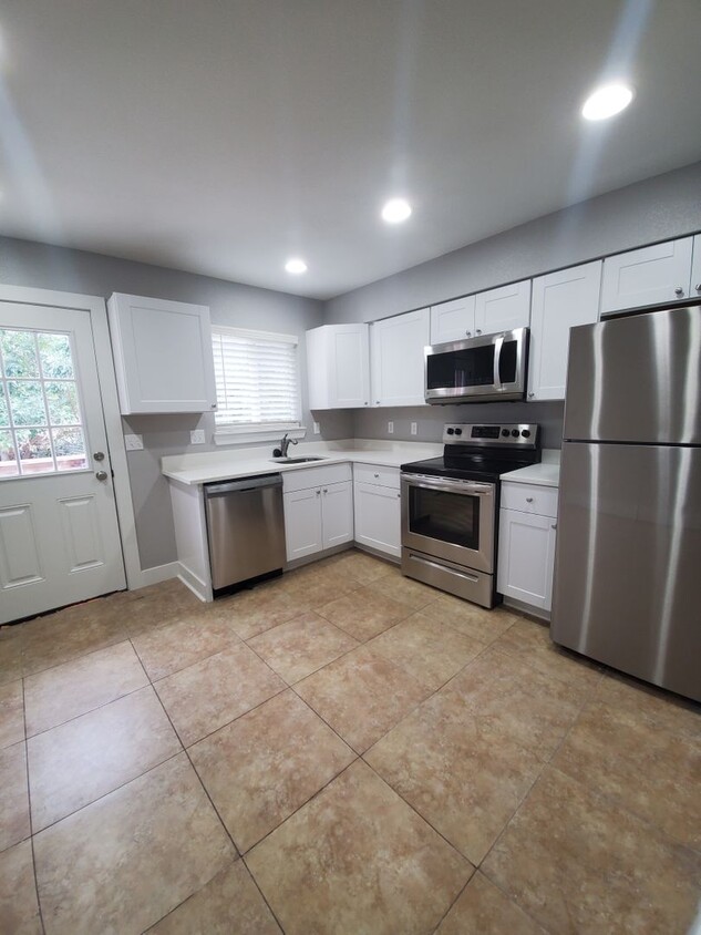 Primary Photo - Beautiful 2 Bed 1 Bath Unit For Rent in Wh...