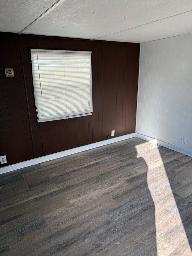 Building Photo - 1302 Green Acres Rd