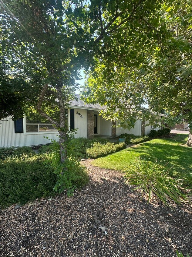 Foto principal - Corner Lot, RV Parking in North Medford!!