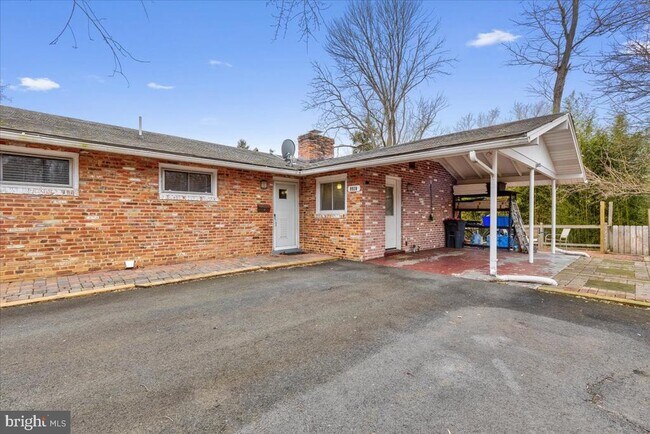 Building Photo - 9920 Pinehurst Ave