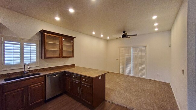 Building Photo - Three Bedroom with Amazing Views