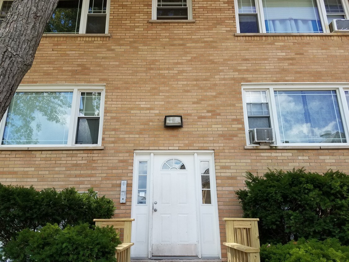Brick 6 unit building - 3624 Waukegan Rd