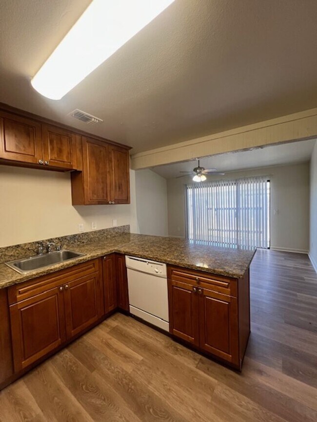 Foto del edificio - REMODELED 2 BED DUPLEX WITH PRIVATE YARD!!