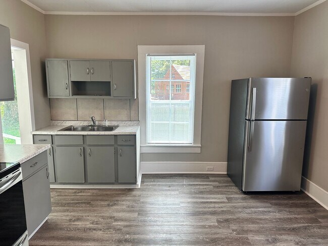 Building Photo - Adorable Home Near Downtown Mooresville!