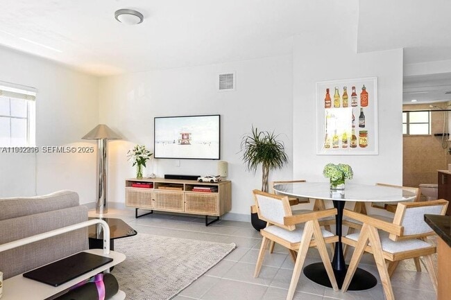 Building Photo - 1050 7th St