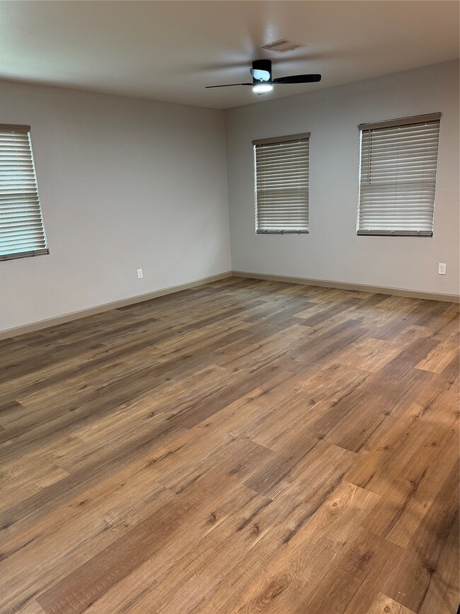 Foto del edificio - 1508 Hemlock Dr