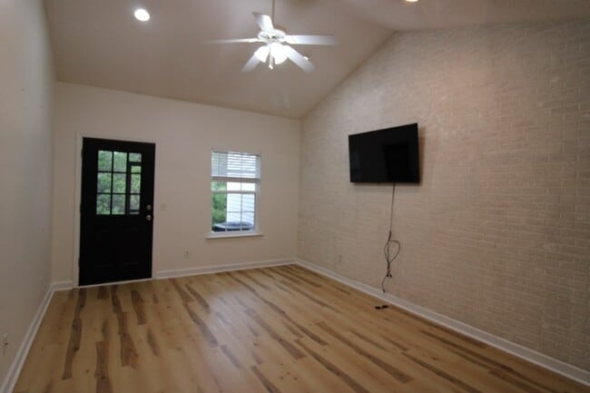 Foto del edificio - 348 Moss Creek Ln