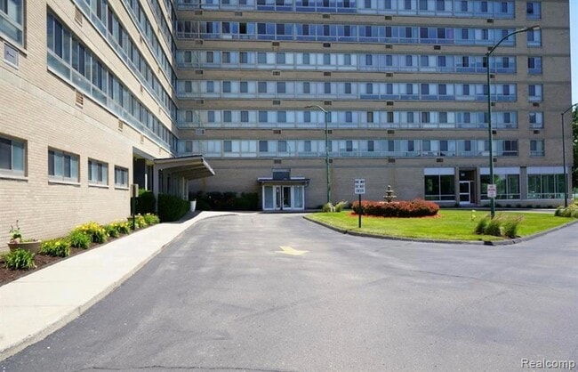 Foto del edificio - 8900 E Jefferson Ave