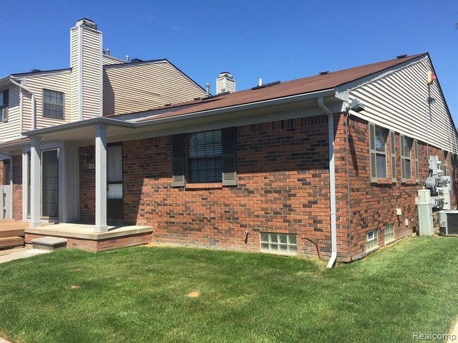 Building Photo - 43568 Arbor Way W