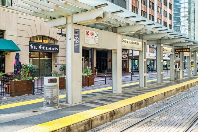 Building Photo - 705 Main St