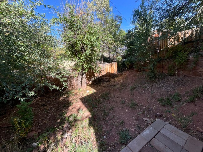 Building Photo - 2 Bedroom Home Available Near Manitou Ave ...