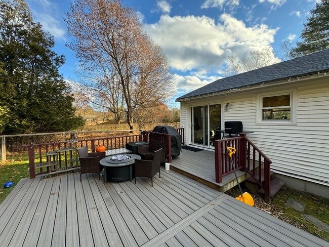 Building Photo - Charming 2 Bed, 1.5 Bath Raised Ranch