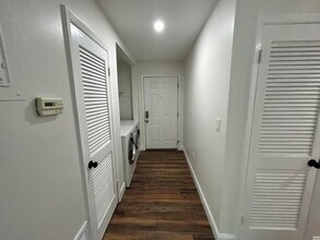 Building Photo - 115 Country Club Dr