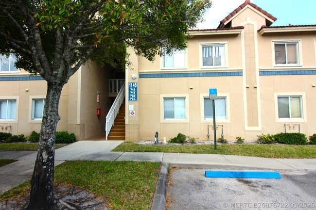 Foto del edificio - 1145 Golden Lakes Blvd