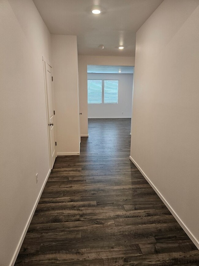 Foto del edificio - Brand New 4 Bedroom Home in Moreal Meadows! Close to Freeway & JBLM!