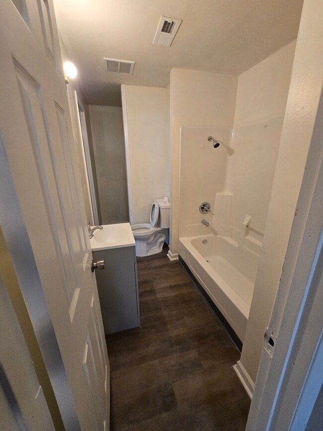 Photo - Spacious One Bedroom Located near 21st and... House
