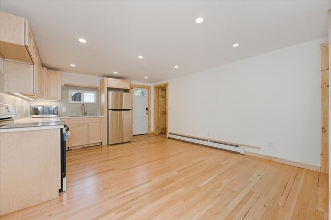 Building Photo - 132A Raymond St