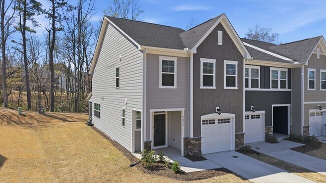 Foto del edificio - Upgraded 3BR Townhome in Wake Forest | Open Layout, Garage & Resort-Style Amenities