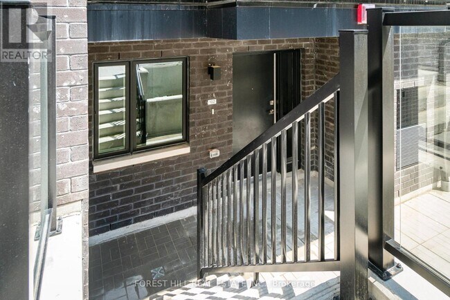 Photo du bâtiment - 1650 Victoria Park Ave