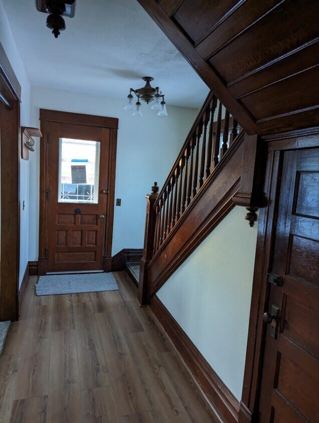 Primary Photo - 211 OAK STREET S