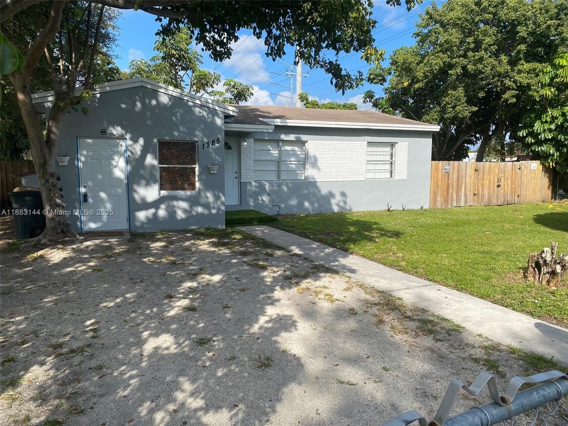 Primary Photo - 1385 NE 129th St