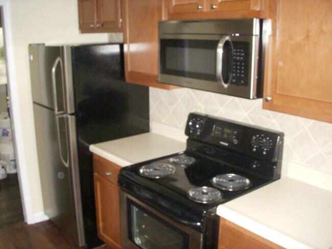 Building Photo - **REMODELED 2-BEDROOM HOUSE!**