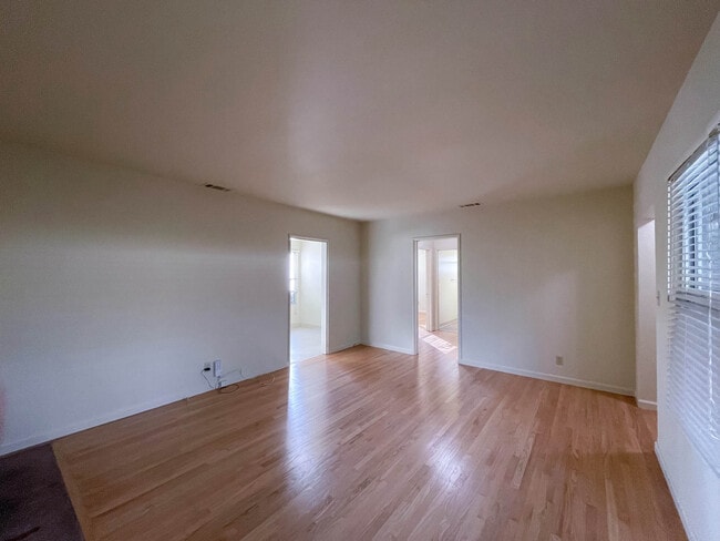 Building Photo - 1365 N Roosevelt Ave