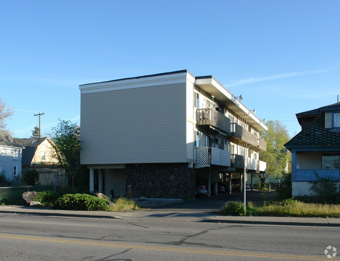 Foto principal - 818 W Maxwell Ave