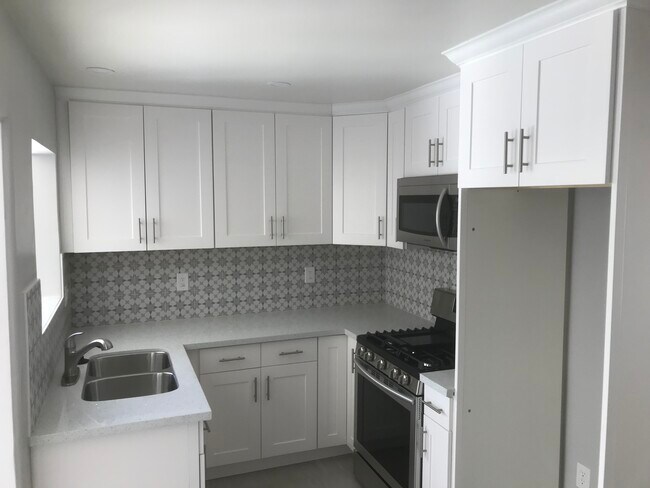 Kitchen - 325 Lincoln Ave