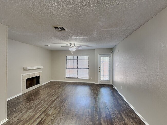 Foto del edificio - Stylish Candleridge Townhome with Private Patio, HOA Lawn Care & Appliances Included!