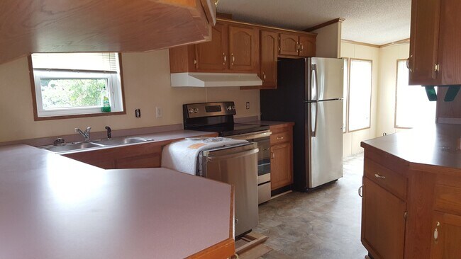 Building Photo - Beautiful 3 Bedroom 2 Bathroom Rancher in ...