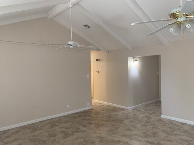 Building Photo - Hard to Find! 3/2 with addtl. room w/ AC i...
