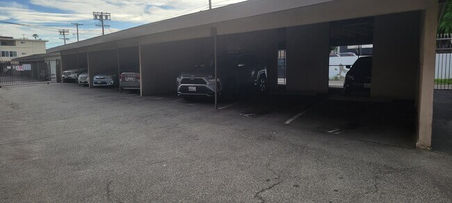 Aparcamiento - Tarzana Gardens