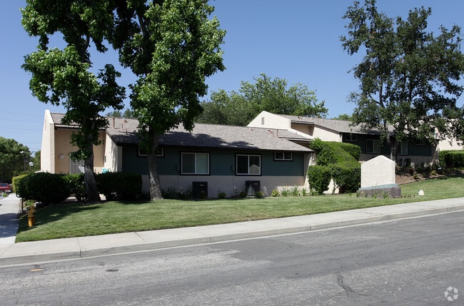 Building Photo - Oaktree Apartments