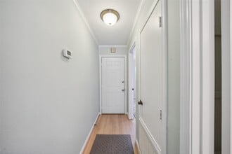 Building Photo - 801 River Rd