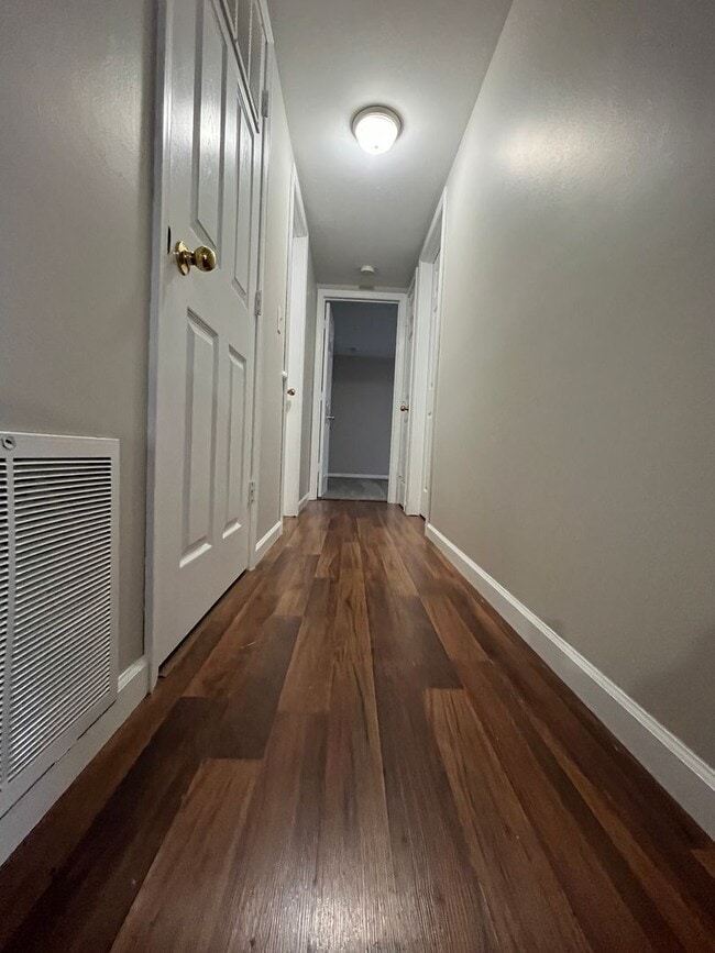 Building Photo - Spacious 2 Bedroom, 1.5 Bath