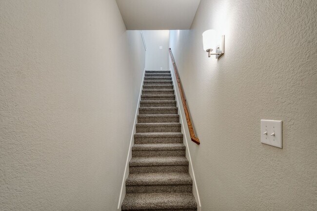 Foto del edificio - GORGEOUS 2 BEDROOM FOUR PLEX LOCATED IN MI...