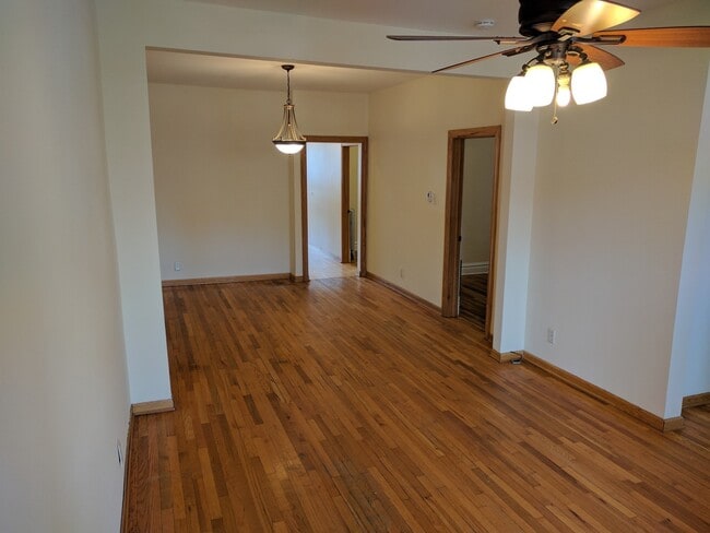 Building Photo - 5147 W Cullom Ave
