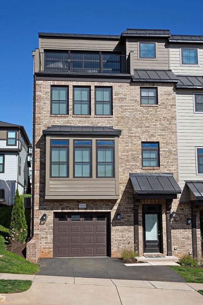 Foto del edificio - Spacious Cascadia Townhome With Rooftop Te...