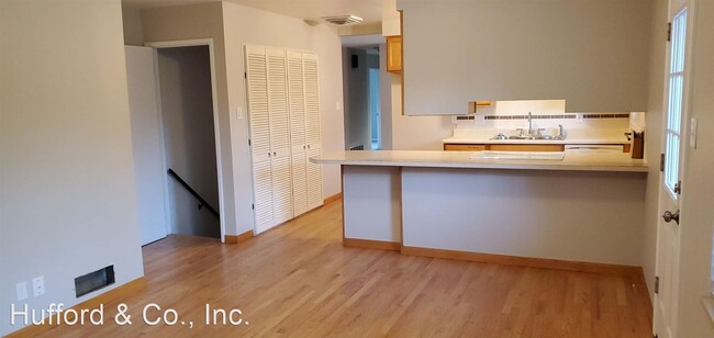 Building Photo - 5 br, 3 bath House - 1512 Yank St