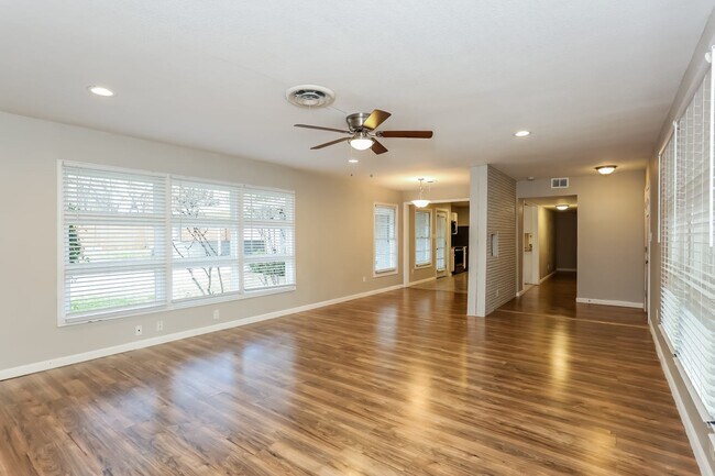 Building Photo - 4837 S Ridge S