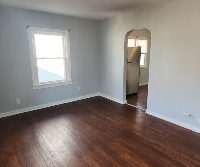 Building Photo - Beautiful 2 Bedroom 1 Bath