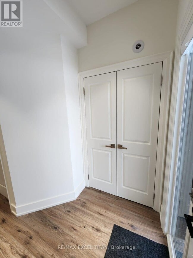 Building Photo - 263 Barrie St