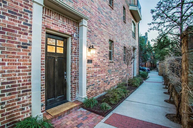 Building Photo - 3225 Hugo Pl