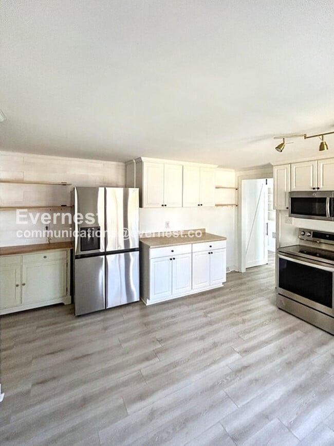 Foto del edificio - 8282 Wonderland Ln