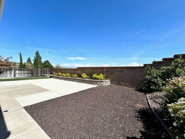 Building Photo - Beautiful 3 Bedroom 2 Bathroom in Folsom -...