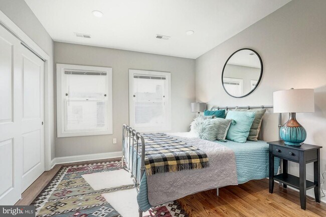 Building Photo - 1013 E St SE