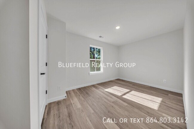 Building Photo - 267 Vanderbilt Rd