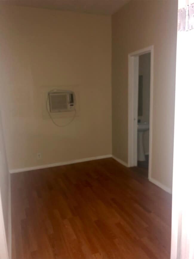 Building Photo - 413 N Hackberry